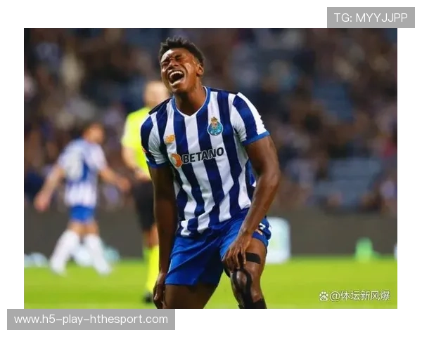 波尔图门将出击摘球，化解角球险情，波尔图历史门将